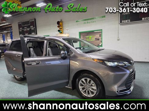 Used 2024 Toyota Sienna XLE FWD image 1