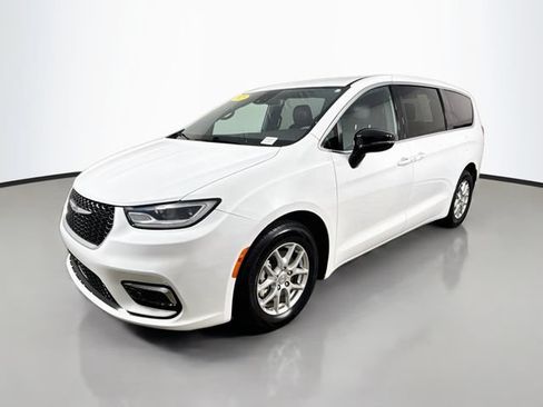 Used 2025 Chrysler Pacifica Select FWD image 3
