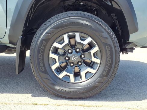 Used 2023 Toyota Tacoma TRD Off-Road w/ Technology Package RWD image 7