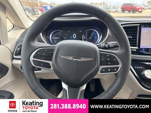 Used 2024 Chrysler Pacifica Limited FWD image 17