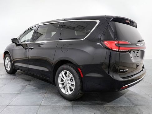New 2026 Chrysler Pacifica Select image 4