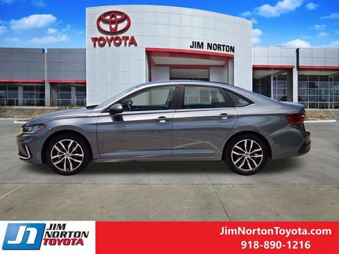 Used 2025 Volkswagen Jetta SE FWD image 5