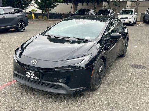 Used 2025 Toyota Prius LE FWD image 3