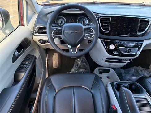 Used 2023 Chrysler Pacifica Touring-L image 23