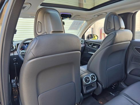 Used 2025 Mercedes-Benz GLC 350e 4MATIC image 39