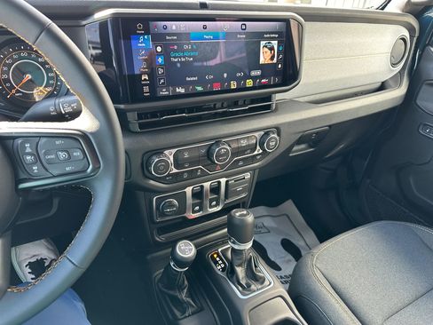 Used 2025 Jeep Wrangler Sport image 17