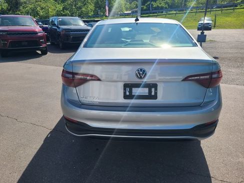 Used 2024 Volkswagen Jetta SE w/ Panoramic Sunroof Package FWD image 4