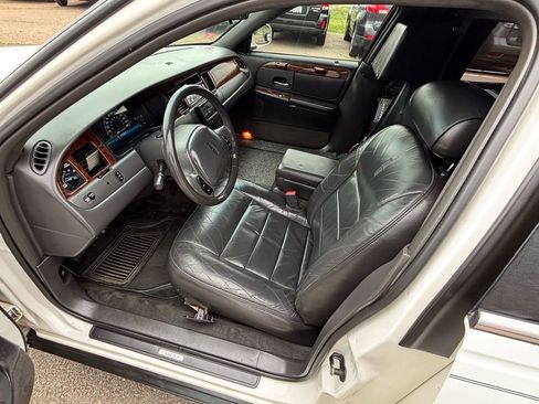 Used 2001 Lincoln Town Car Executive image 10