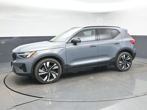 Used 2023 Volvo XC40 B5 Plus w/ Climate Package image 4