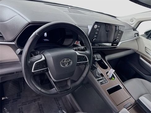 Certified 2021 Toyota Sienna XLE image 9