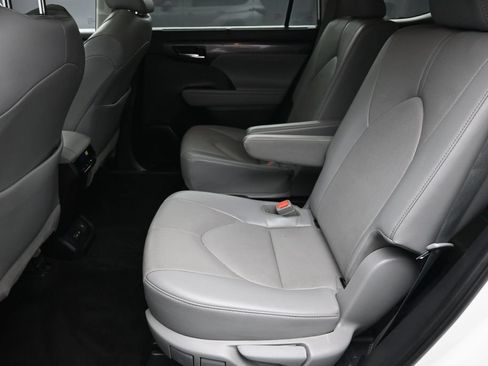 Used 2022 Toyota Highlander Limited FWD image 20