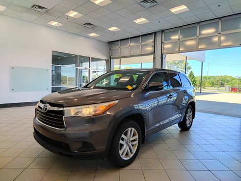Used 2016 Toyota Highlander LE AWD/4WD image 8