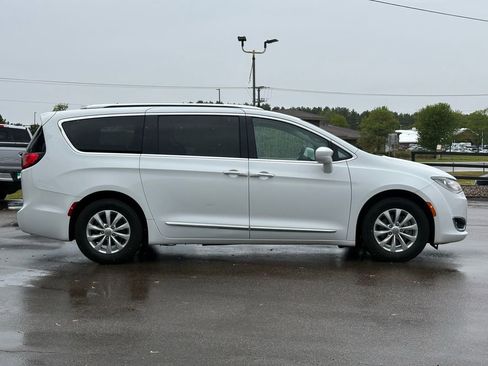 Used 2019 Chrysler Pacifica Touring-L FWD image 9