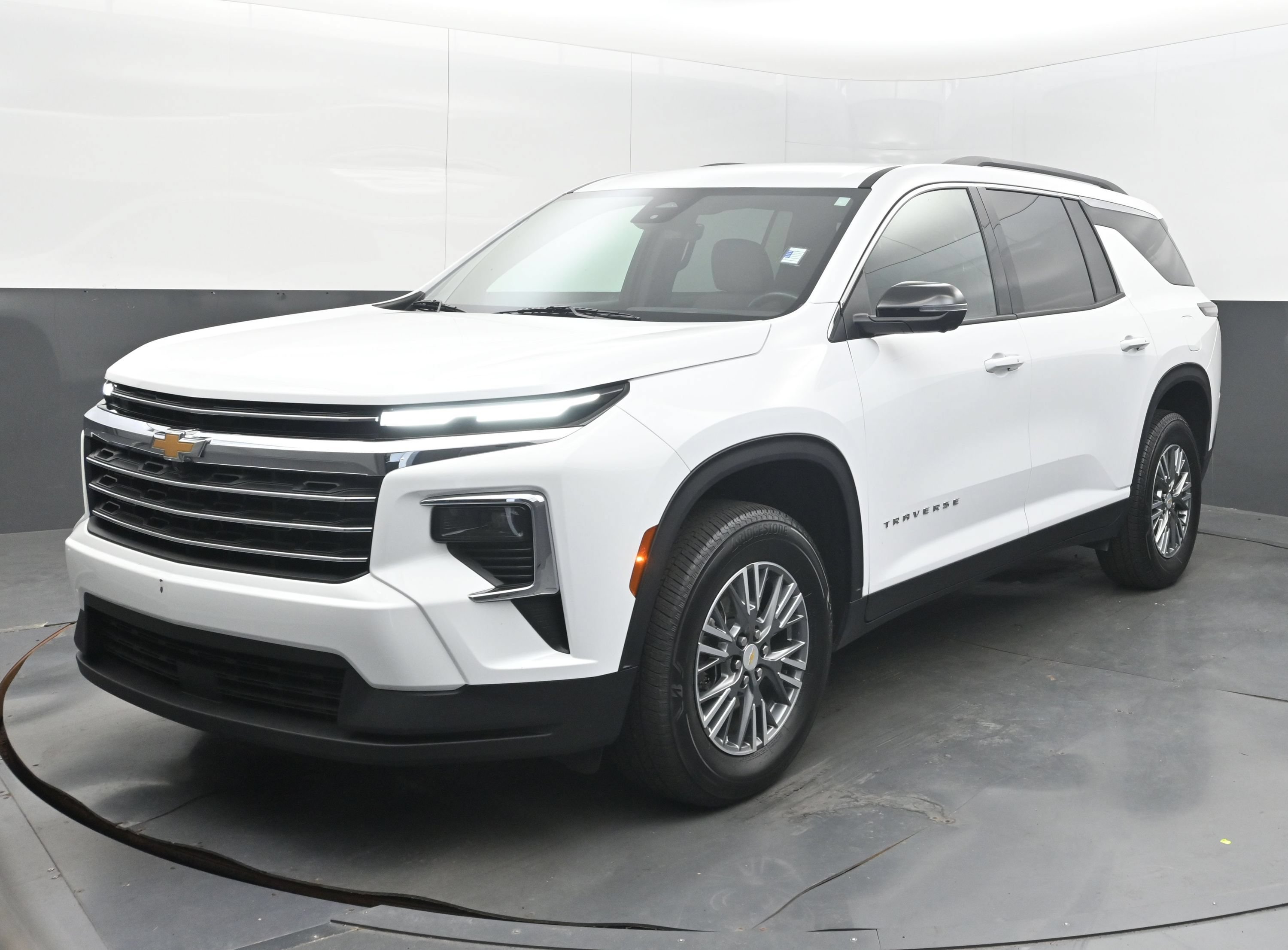 Certified 2026 Chevrolet Traverse LT w/ Driver Confidence Package FWD image 4