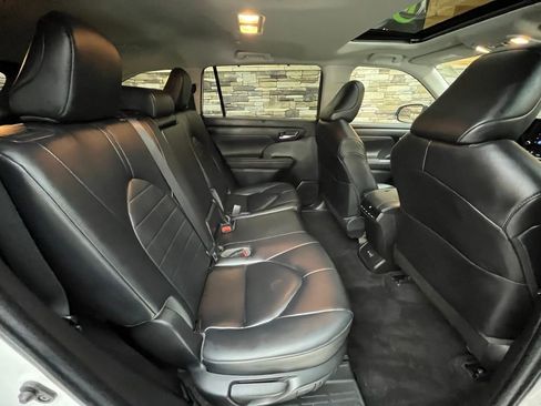 Used 2023 Toyota Highlander XLE AWD/4WD image 40