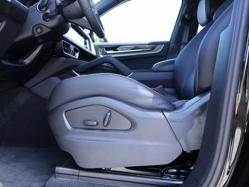 New 2025 Porsche Cayenne image 36