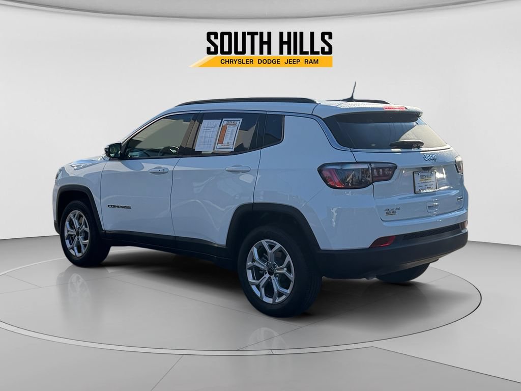 Used 2025 Jeep Compass Latitude AWD/4WD image 3