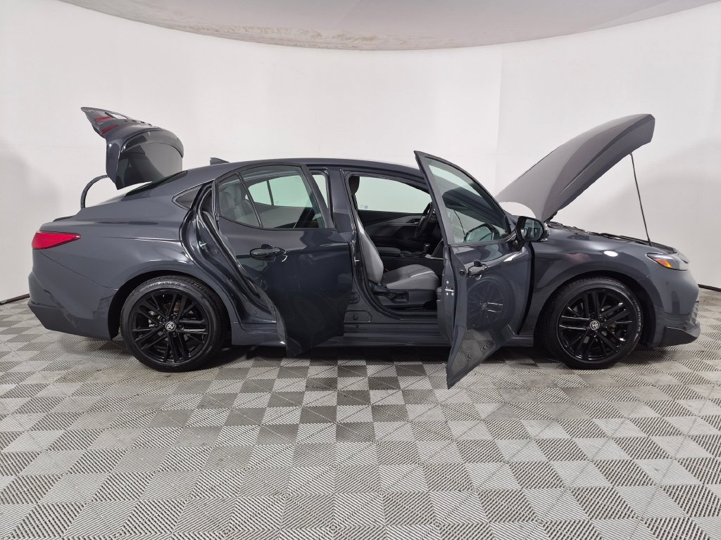 Used 2025 Toyota Camry SE FWD image 9