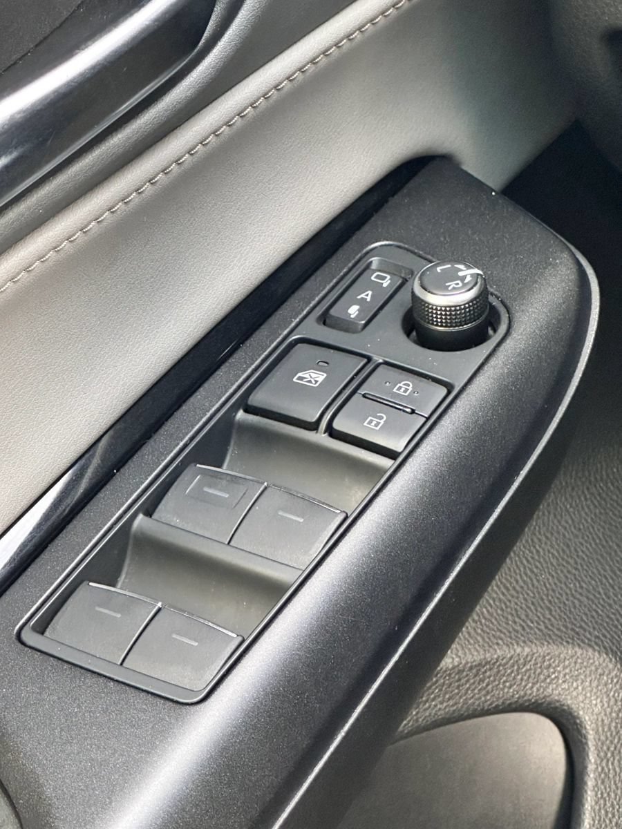 Used 2021 Toyota Venza LE AWD/4WD image 12