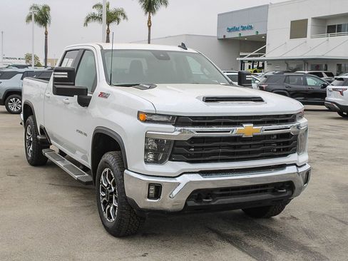 Used 2025 Chevrolet Silverado 2500 LT AWD/4WD image 3