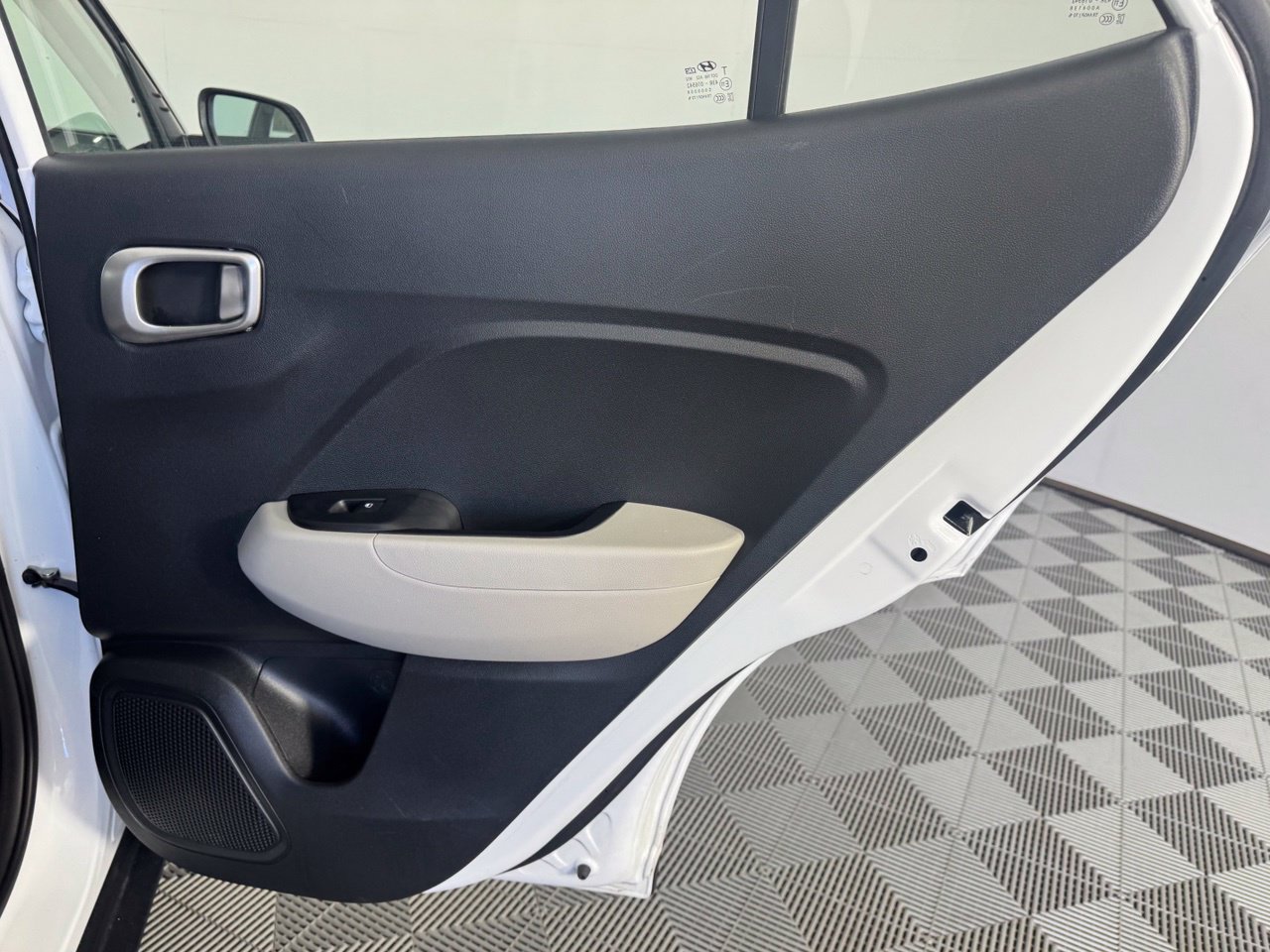 Used 2025 Hyundai Venue SEL FWD image 29
