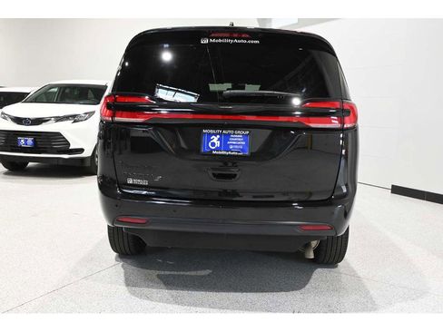 Used 2023 Chrysler Pacifica Touring-L w/ S Appearance Package image 7