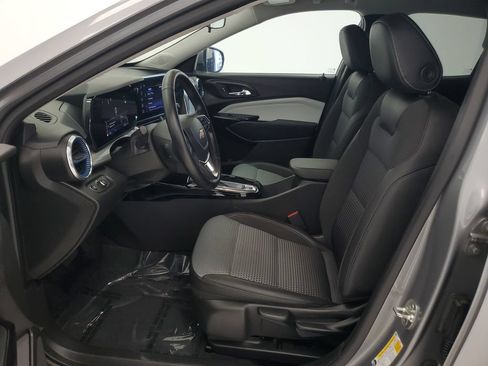 Used 2025 Chevrolet Trax LT w/ LT Convenience Package FWD image 11