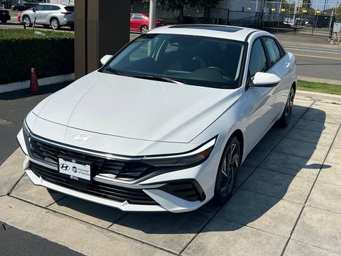 Certified 2025 Hyundai Elantra SEL FWD image 3