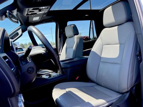 Used 2023 GMC Yukon SLT w/ SLT Luxury Package AWD/4WD image 17