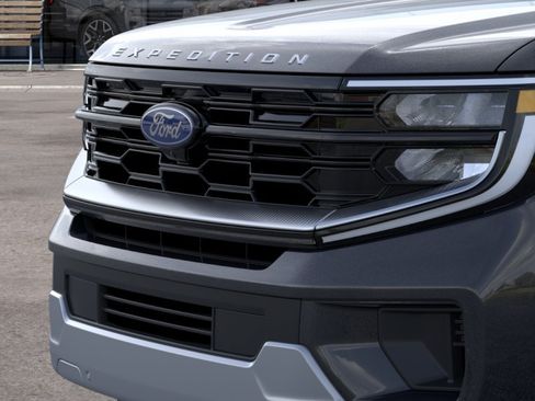 Used 2025 Ford Expedition Platinum w/ Driver's Package AWD/4WD image 17