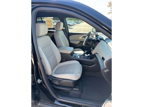 Used 2022 Chevrolet Traverse LS image 23