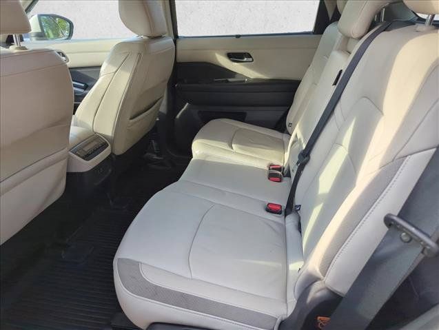 Used 2023 Nissan Pathfinder SL AWD/4WD image 7