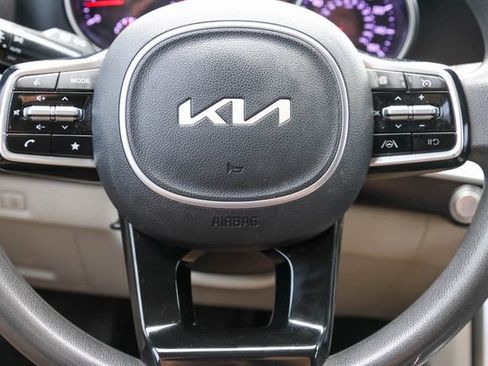 Used 2023 Kia Carnival LX FWD image 23