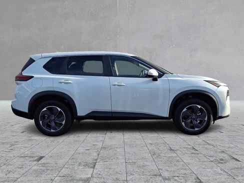 Used 2024 Nissan Rogue SV FWD image 4