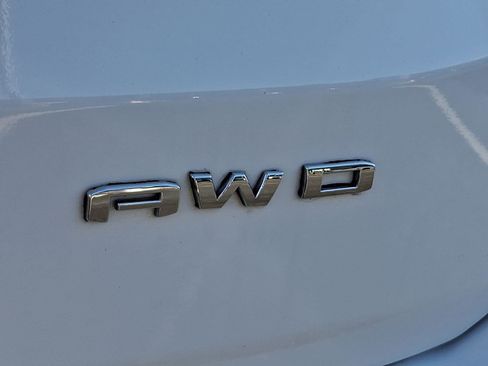 Used 2024 GMC Terrain SLT image 32