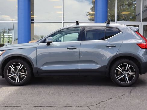 Used 2023 Volvo XC40 B5 Plus AWD/4WD image 2