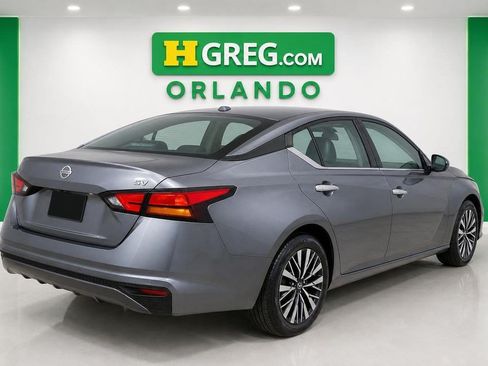 Used 2023 Nissan Altima 2.5 SV FWD image 2