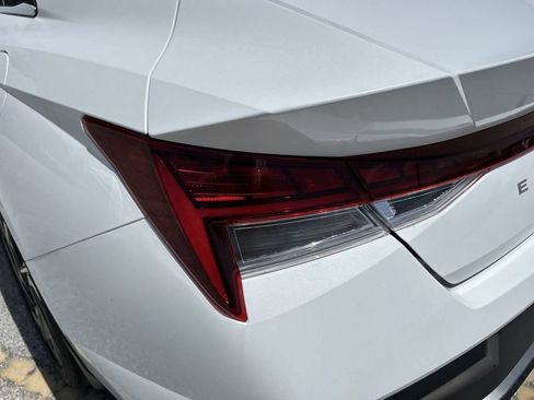New 2025 Hyundai Elantra Limited FWD image 16