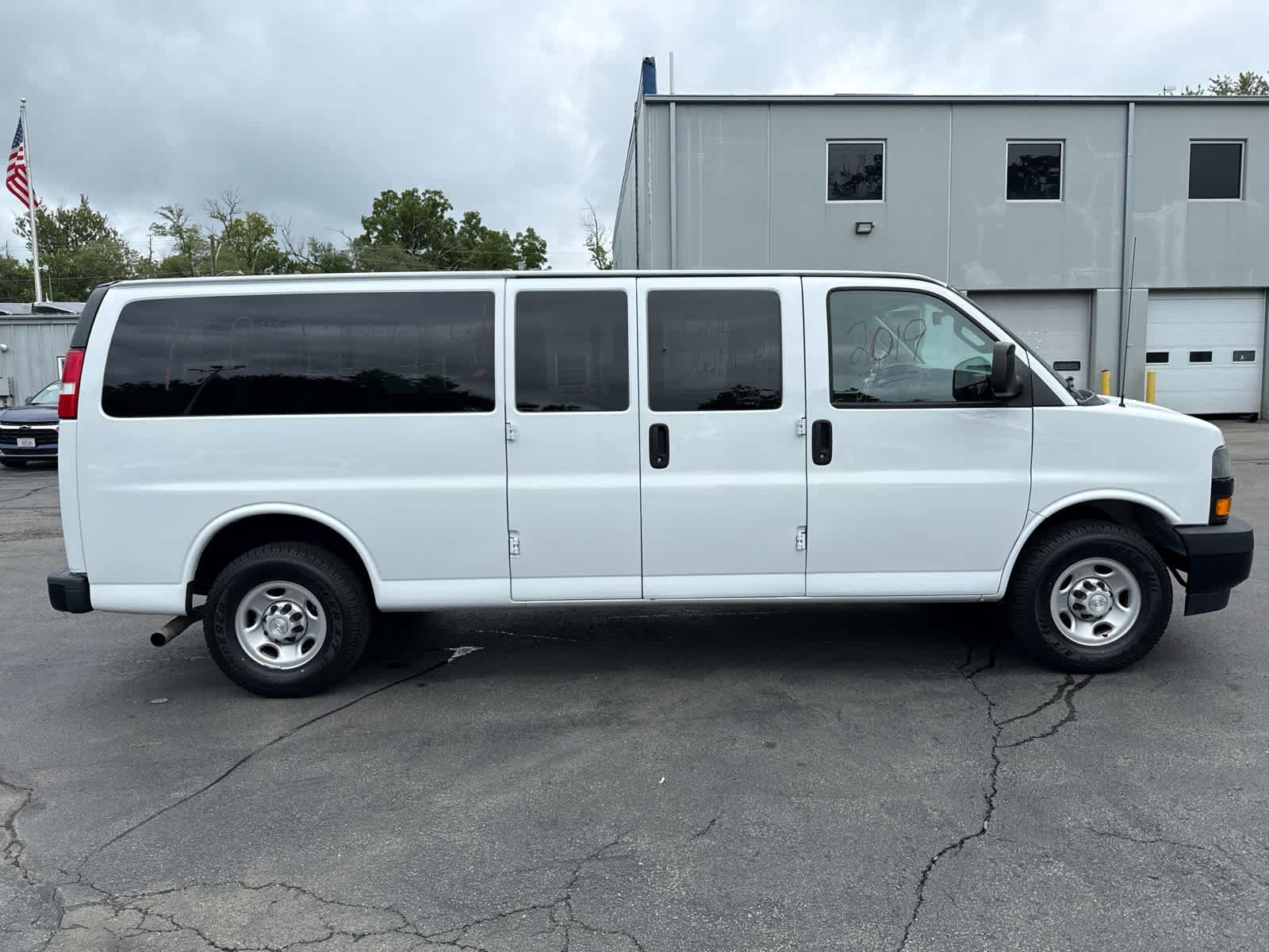Used 2019 Chevrolet Express 3500 LS RWD image 2