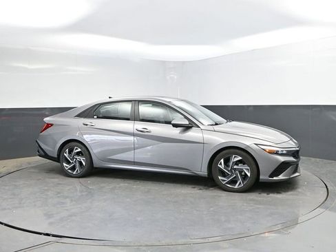 Used 2024 Hyundai Elantra Limited FWD image 3