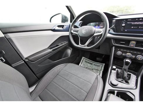Used 2024 Volkswagen Taos SE w/ Panoramic Sunroof Package AWD/4WD image 9