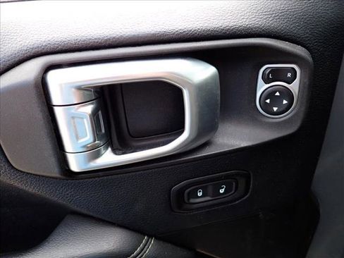 Used 2019 Jeep Wrangler Unlimited Sahara image 12