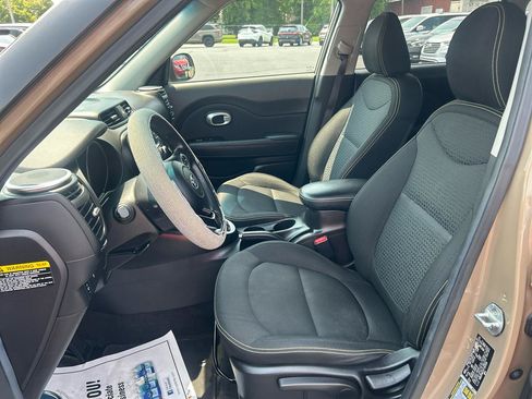 Used 2015 Kia Soul + FWD image 9