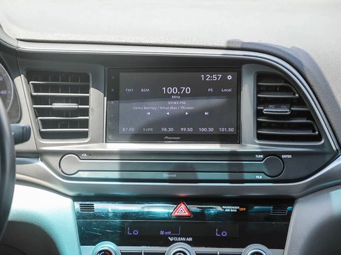Used 2020 Hyundai Elantra SE FWD image 12