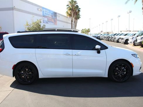Used 2023 Chrysler Pacifica Touring-L w/ Uconnect Theater Family Group FWD image 10