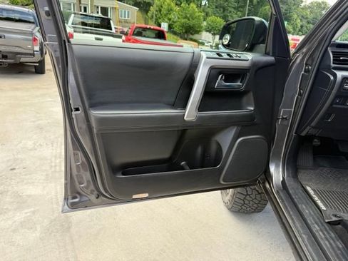 Used 2020 Toyota 4Runner SR5 Premium w/ Moonroof Package AWD/4WD image 17