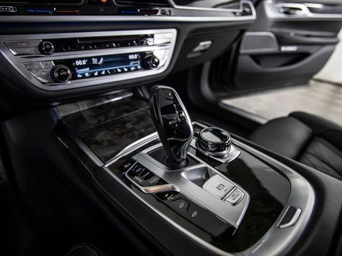Used 2017 BMW 750i RWD image 33
