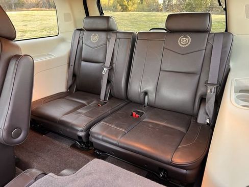 Used 2011 Cadillac Escalade Platinum image 28