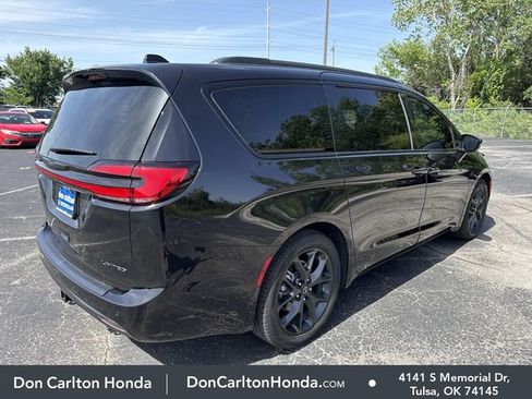 Used 2025 Chrysler Pacifica Limited w/ Trailer Tow Group FWD image 4
