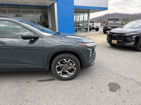Used 2025 Chevrolet Trax LT FWD image 2